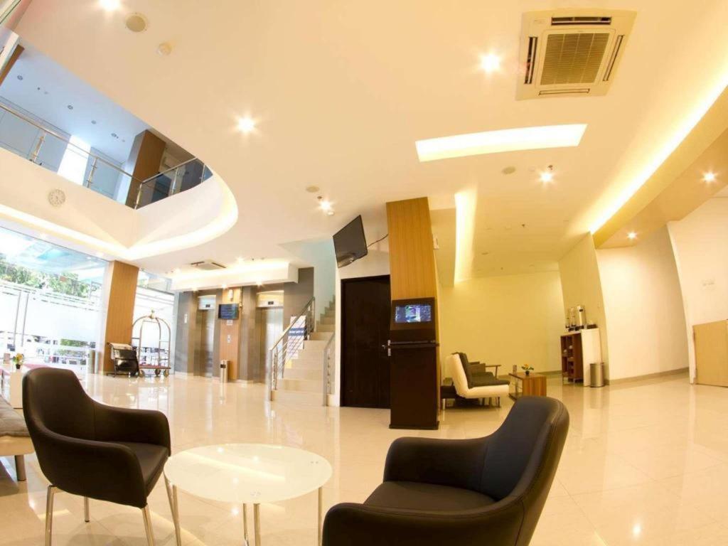 Hotel 88 Grogol By Wh Jakarta Kültér fotó