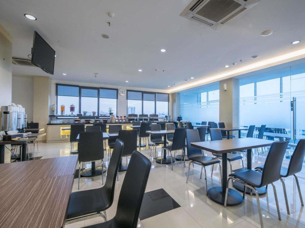 Hotel 88 Grogol By Wh Jakarta Kültér fotó
