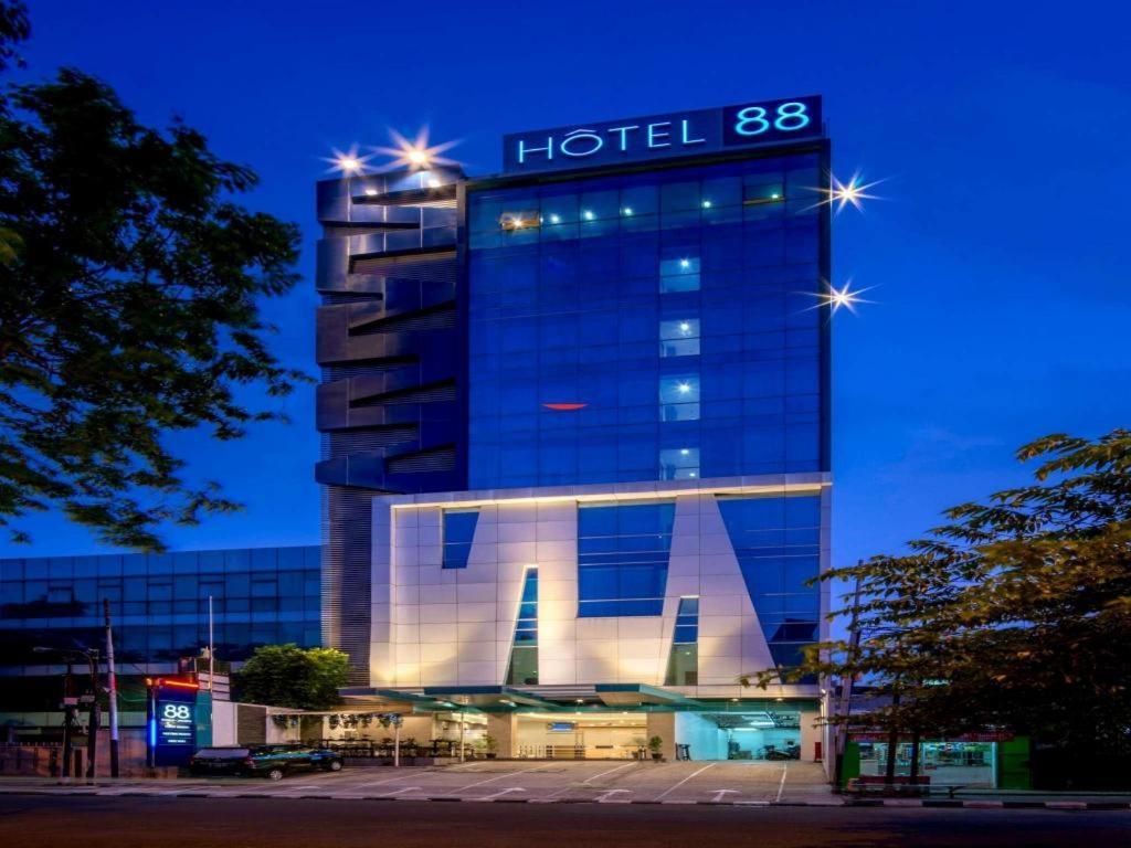 Hotel 88 Grogol By Wh Jakarta Kültér fotó